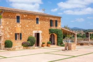 een groot bakstenen gebouw met klimop erop bij Sa Pleta in Manacor