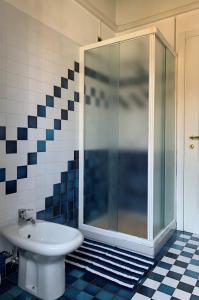 ein Bad mit einer Dusche und einem Waschbecken in der Unterkunft Casa Mariposa in Desenzano del Garda