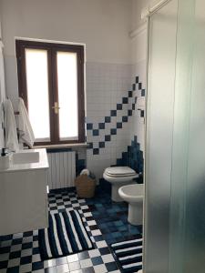 łazienka z toaletą i umywalką w obiekcie Casa Mariposa w mieście Desenzano del Garda