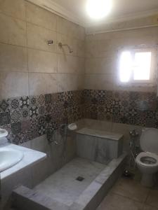 a bathroom with a tub and a sink and a toilet at Stanley Apartment - Sea View - Free Parking in Alexandria