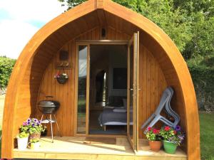 Garden Cottage Glamping Pod外面的花园