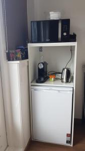 a small kitchen with a microwave and a stove at Guesthouse Zandvoort in Zandvoort