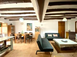 a living room with a couch and a table at Cal SIMO in Poboleda