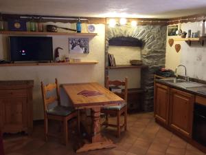 Kuchyňa alebo kuchynka v ubytovaní la maison du pont mont blanc