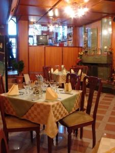 un comedor con mesa y sillas en un restaurante en Darling Hotel, en Sofía