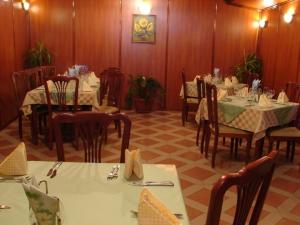 un comedor con mesas y sillas en un restaurante en Darling Hotel, en Sofía