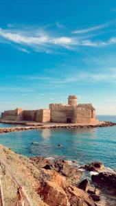 un castillo en una isla en el agua en Appartamento moderno, en Le Castella