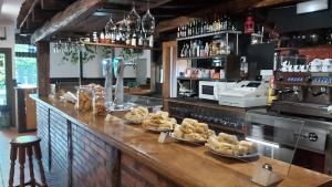 Eine Bar mit Tellern voller Essen auf einem Tresen in der Unterkunft Albergue Kortarixar in Elizondo