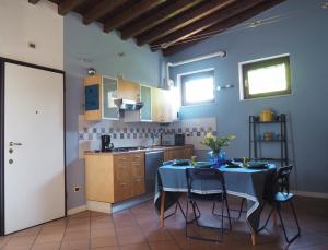 kuchnia ze stołem i krzesłami w pokoju w obiekcie Casa Mariposa w mieście Desenzano del Garda +11 zdjęć