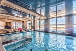 una gran piscina cubierta en un edificio en Résidence Pierre & Vacances Premium L'Amara, en Avoriaz