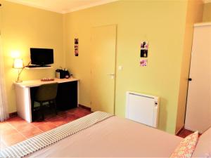 1 dormitorio con 1 cama y escritorio con ordenador en Alegria, en Arbellara