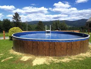 una piscina circolare con una recinzione di legno intorno ad essa di Horská chata U Rychlých Filipovice a Filipovice