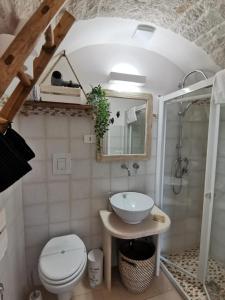 A bathroom at Trulli Barsento