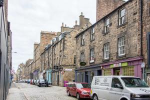 a city street with cars parked in front of buildings at City Centre, Newly Refurbished Stylish Apartment in Edinburgh