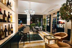 restauracja z barem i butelkami wina w obiekcie Trilussa Palace Hotel Congress & Spa w Rzymie