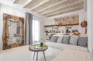 ein Wohnzimmer mit einem weißen Sofa und einem Tisch in der Unterkunft Honey & Cinnamon Luxury Suite in Naxos Chora