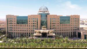 vista su un grande edificio con cupola di Fairmont Riyadh a Riyad