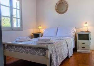 Postel nebo postele na pokoji v ubytování Calmea Seafront Residence - secluded beach