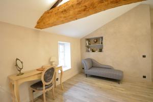 a living room with a desk and a chair at LE BEL AIR DE SAINT JEAN in Belleville-en-Beaujolais