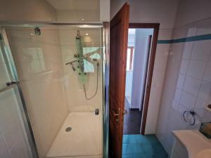 Kylpyhuone majoituspaikassa Côte d'Azur Villa Amicalement Hôte