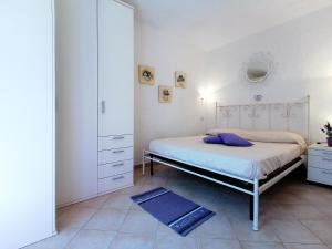 サンタ・テレーザ・ガッルーラにあるCasa Emiliaの白いベッドルーム(ベッド1台、ドレッサー付)