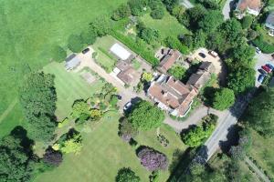 una vista aérea de una casa con patio en Wartling Place Country House, en Wartling