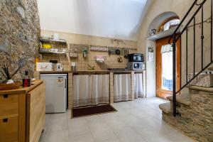 Kuchyňa alebo kuchynka v ubytovaní Arvé Castelbianco - B&B e Appartamento