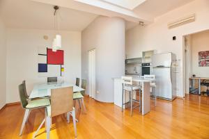 eine Küche und ein Esszimmer mit Tisch und Stühlen in der Unterkunft Apartment Bellavista Sea View in Umag + 16 Fotos