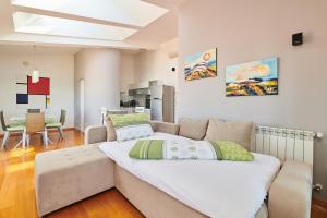 ein Wohnzimmer mit einer Couch und einem Tisch in der Unterkunft Apartment Bellavista Sea View in Umag