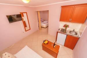 Televízia a/alebo spoločenská miestnosť v ubytovaní Guest House Edita