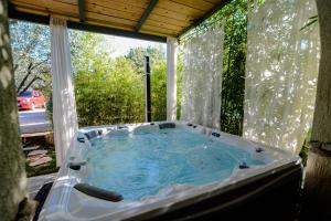 Fotografia z galérie ubytovania Lee house, WI-FI,FREE PARKING, HOT TUBE v destinácii Peroj