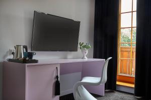 Telewizja i/lub zestaw kina domowego w obiekcie Sielanka Pokoje Hotelowe, Restauracja - Ustroń