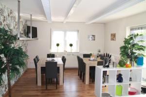 een keuken en eetkamer met tafels en stoelen bij Gaestehaus-Alte-Druckerei-Wetzlar in Wetzlar