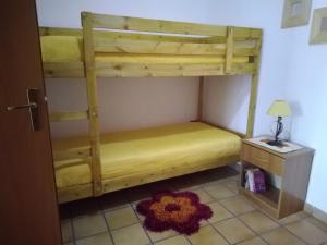 Poschodová posteľ alebo postele v izbe v ubytovaní Villino Marmora