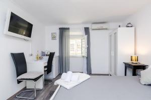 Televízia a/alebo spoločenská miestnosť v ubytovaní Note Bene Rooms