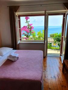 a bedroom with a bed and a window with a view at Apartments Lusi in Brela