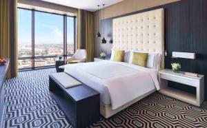 Un pat sau paturi într-o cameră la Fairmont Riyadh