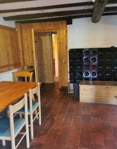 um quarto com uma mesa e um monte de garrafas de vinho em Chalet Ruša em Bohinj