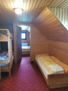 um quarto com 2 beliches e uma escada em Chalet Ruša em Bohinj