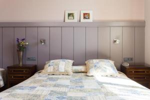 Una cama o camas en una habitación de Anita's Bed and Breakfast