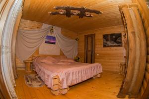 Tempat tidur dalam kamar di Садиба Вежа
