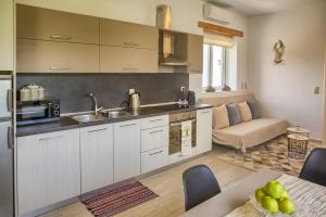 Gallery image of G&K Stone Suites in Haraki