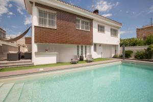 The swimming pool at or close to Aldecarles
