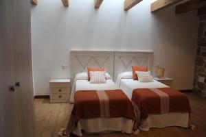 A bed or beds in a room at O Fogón Casa Ferrador Ribeira Sacra