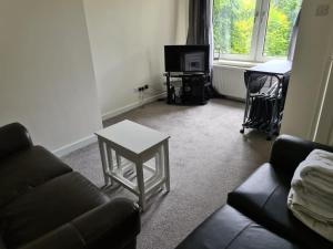 uma sala de estar com um sofá e uma mesa em Harding Row em Norton