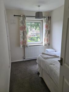 1 dormitorio con cama y ventana en Harding Row, en Norton