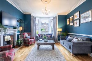 a living room with blue walls at West of the Ness - City Centre Home with 5 Bedrooms in Inverness