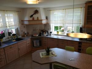 Dapur atau dapur kecil di Gästezimmer im bewohnten EFH mit Pool und Garten