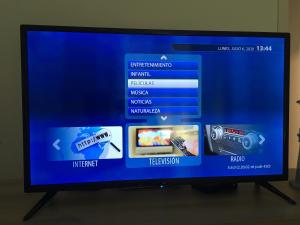 A television and/or entertainment centre at Apartamento Conil Playa & céntrico, con Aire Acond y WIFI -SOLO FAMILIAS Y PAREJAS-