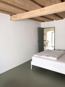 a bedroom with a bed and a wooden ceiling at Gemütliche Wohnung im Herzen von Linz in Linz